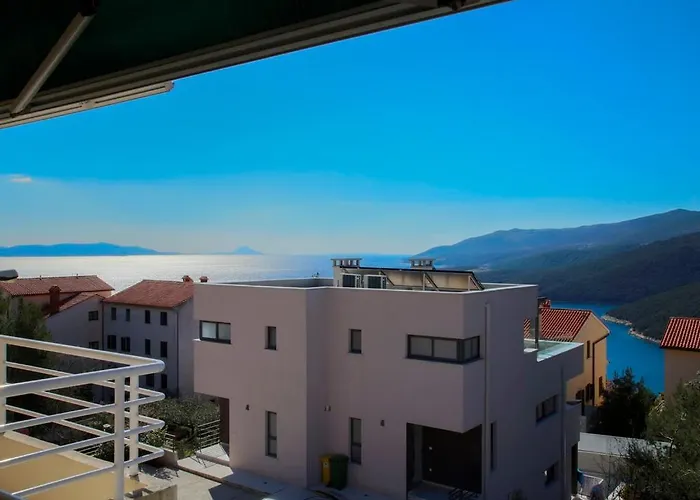 App With Ac, Pets Friendly,389 *